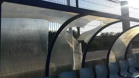 Destrozos en un campo de fútbol de Puerto Real Destrozos en un campo de fútbol de Puerto Real