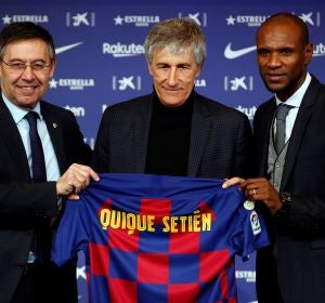 Quique Setién posa como nuevo entrenador del Barcelona Quique Setién posa como nuevo entrenador del Barcelona