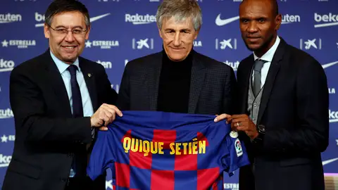 Quique Setién posa como nuevo entrenador del Barcelona Quique Setién posa como nuevo entrenador del Barcelona