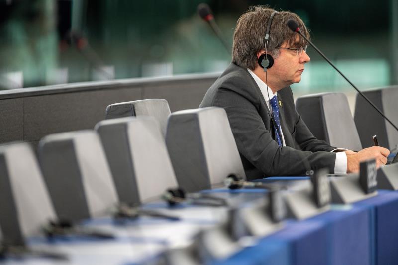 Puigdemont se queda sin grupo parlamentario la Eurocámara Puigdemont se queda sin grupo parlamentario la Eurocámara