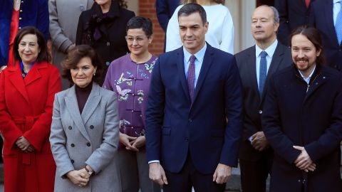 Pedro S&aacute;nchez rodeado de algunos de sus ministros y vicepresidentes