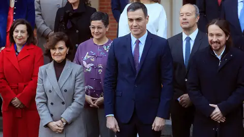 Pedro Sánchez rodeado de algunos de sus ministros y vicepresidentes Pedro Sánchez rodeado de algunos de sus ministros y vicepresidentes