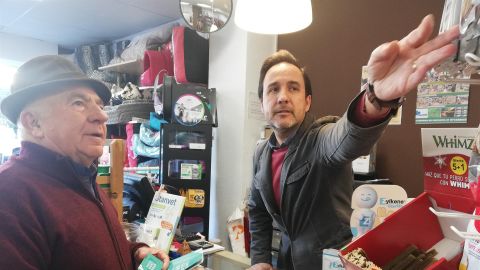 Un jubilado disfrutando de la tarjeta "Gent Gran" del Consell de Mallorca.