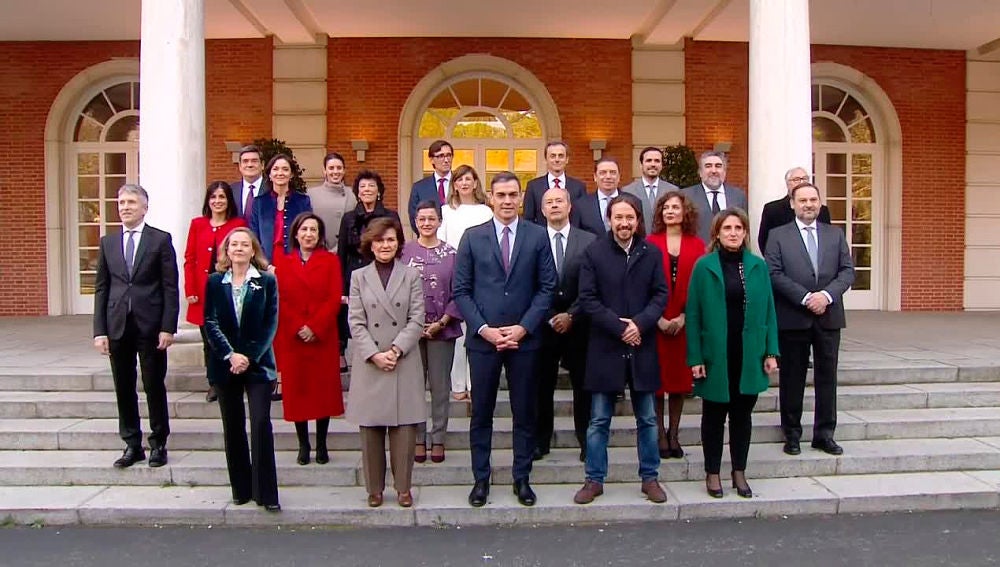 Gobierno de coalición de Pedro Sánchez en su primera foto de familia