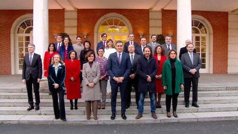 Gobierno de coalici&oacute;n de Pedro S&aacute;nchez en su primera foto de familia