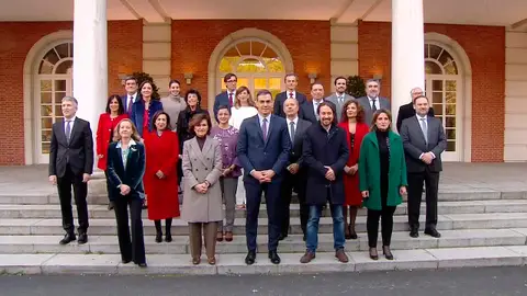 Gobierno de coalición de Pedro Sánchez en su primera foto de familia Gobierno de coalición de Pedro Sánchez en su primera foto de familia