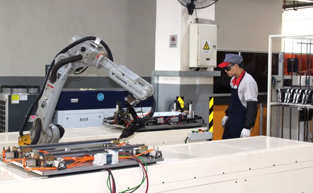 La industria extremeña crece un 34 por ciento y el sector servicios un 17 por ciento La industria extremeña crece un 34 por ciento y el sector servicios un 17 por ciento