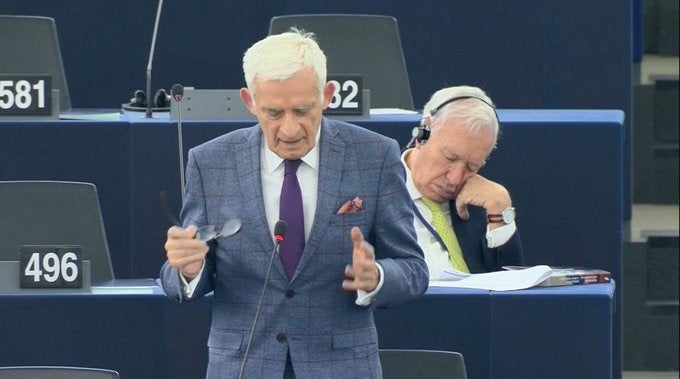 Una foto de Margallo durmiendo en el Parlamento Europeo se hace viral y responde con una cita de Unamuno Una foto de Margallo durmiendo en el Parlamento Europeo se hace viral y responde con una cita de Unamuno