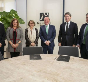 La Fundación Torrecid ha firma un convenio con la UJI para renovar el proyecto del Aula Torrecid de Liderazgo e Innovación La Fundación Torrecid ha firma un convenio con la UJI para renovar el proyecto del Aula Torrecid de Liderazgo e Innovación