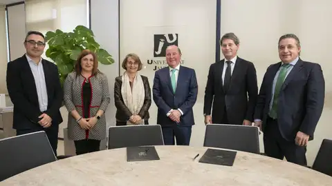 La Fundación Torrecid ha firma un convenio con la UJI para renovar el proyecto del Aula Torrecid de Liderazgo e Innovación .