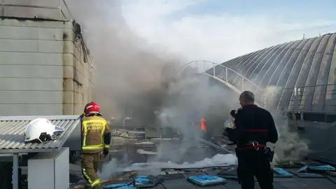 Los bomberos accedieron a la cubierta de la terminal para sofocar las llamas en el aeropuerto Alicante-Elche. Aeropuerto Alicante-Elche