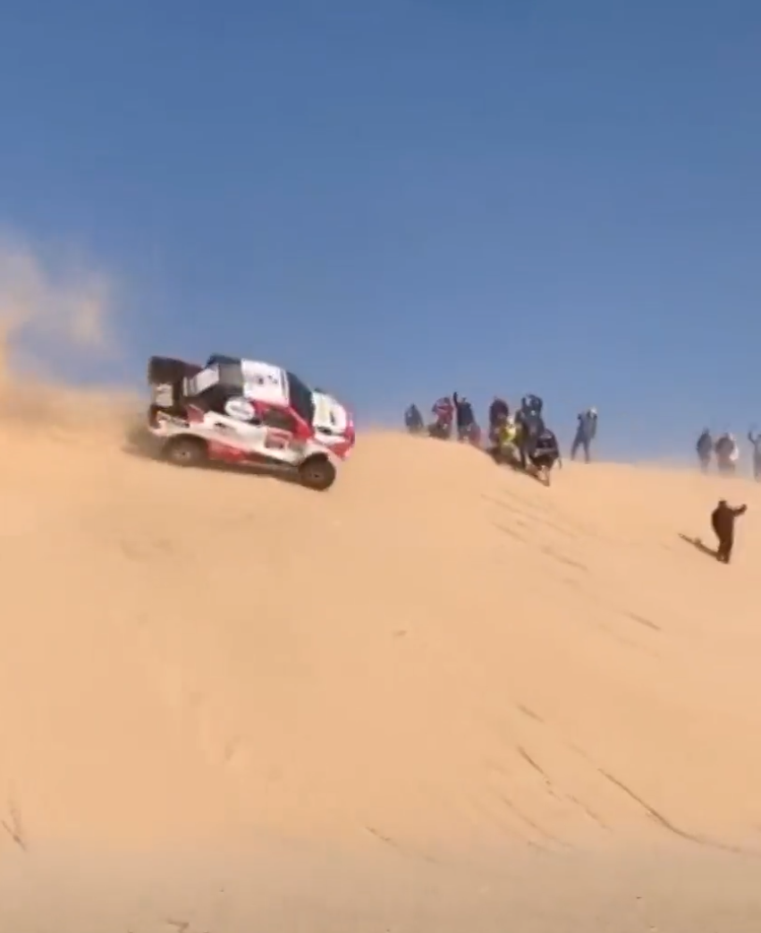 Fernando Alonso sufre un vuelco en la décima etapa del Dakar Fernando Alonso sufre un vuelco en la décima etapa del Dakar