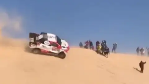 El momento del accidente de Fernando Alonso y Marc Coma El momento del accidente de Fernando Alonso y Marc Coma