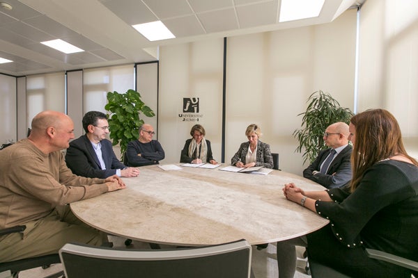 La UJI y la Asociación Valenciana de la Industria de la Automoción colaborarán en investigación, formación y desarrollo tecnológico La UJI y la Asociación Valenciana de la Industria de la Automoción colaborarán en investigación, formación y desarrollo tecnológico