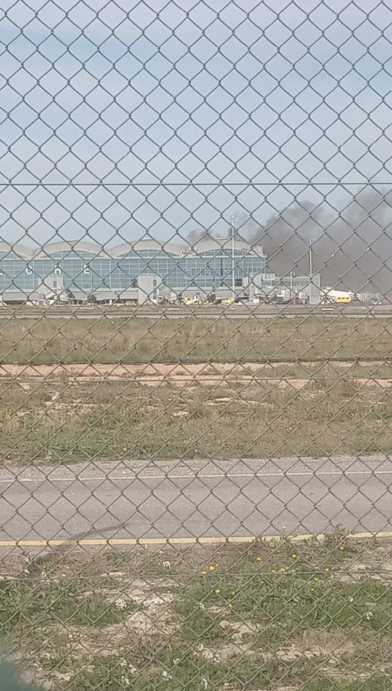 Columna de humo desde el exterior del aeropuerto Alicante-Elche, en torno a las tres de la tarde.