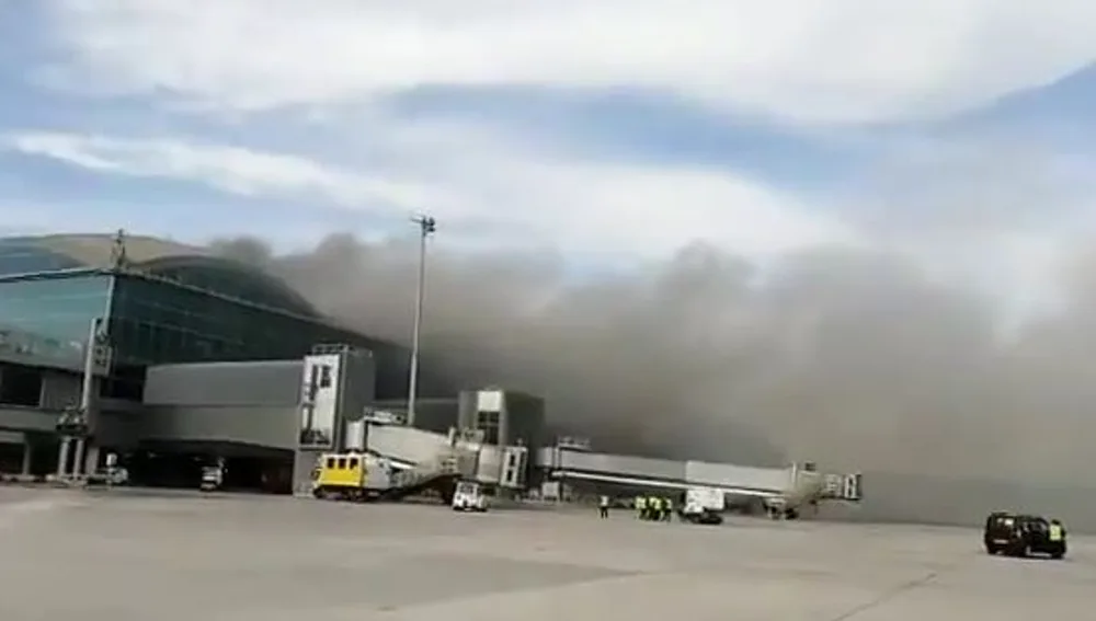 Columna de humo, vista desde los exteriores del aeropuerto Alicante-Elche.