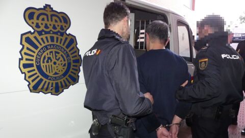 Agentes de la Policía con el detenido por amenazar de muerte a su mujer. Agentes de la Policía con el detenido por amenazar de muerte a su mujer.