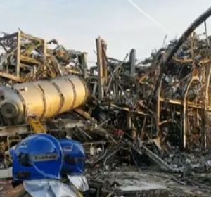 Primeras imágenes de la zona cero de la petroquímica de Tarragona tras la explosión Primeras imágenes de la zona cero de la petroquímica de Tarragona tras la explosión