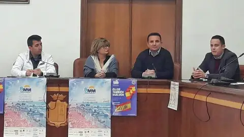 La alcaldesa de Santa Pola, Loreto Serrano, acompañada por Roque Alemañ, presidente del Club Atletismo Santa Pola; el diputado de Deportes, Bernabé Cano; y el concejal de Deportes, Julio Miguel Baeza. MEDIA MARATÓN DE SANTA POLA