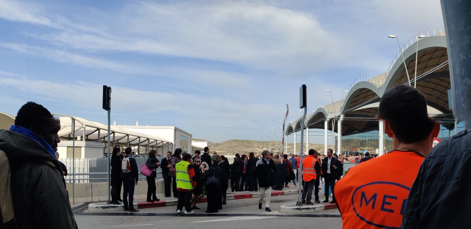 El incendio en una cubierta del aeropuerto Alicante-Elche obliga a la evacuación de una parte de la terminal El incendio en una cubierta del aeropuerto Alicante-Elche obliga a la evacuación de una parte de la terminal