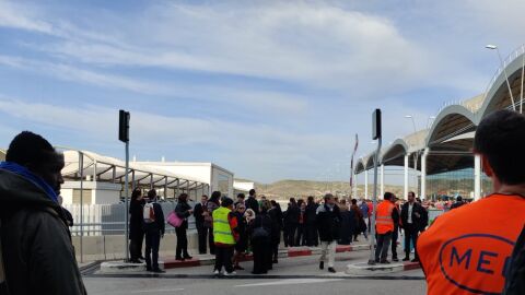 Personas evacuadas en el Aeropuerto Alicante-Elche.