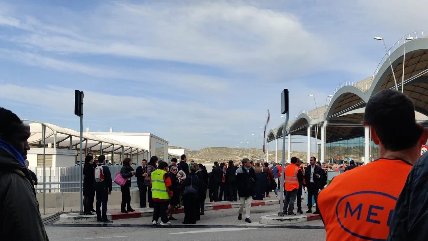 Personas evacuadas en el Aeropuerto Alicante-Elche. Personas evacuadas en el Aeropuerto Alicante-Elche.
