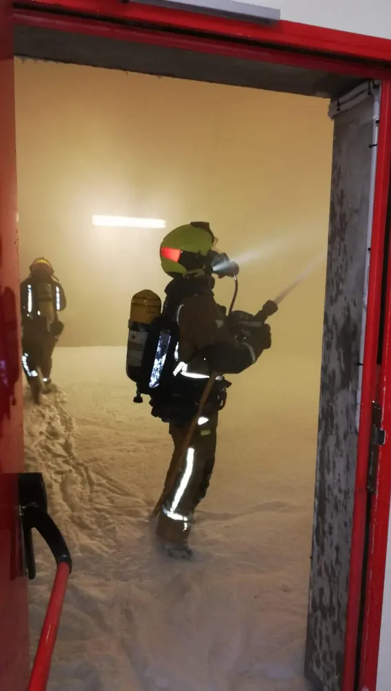 Un bombero del Ayuntamiento de Alicante interviene para sofocar las llamadas generadas en una cubierta de la terminal.