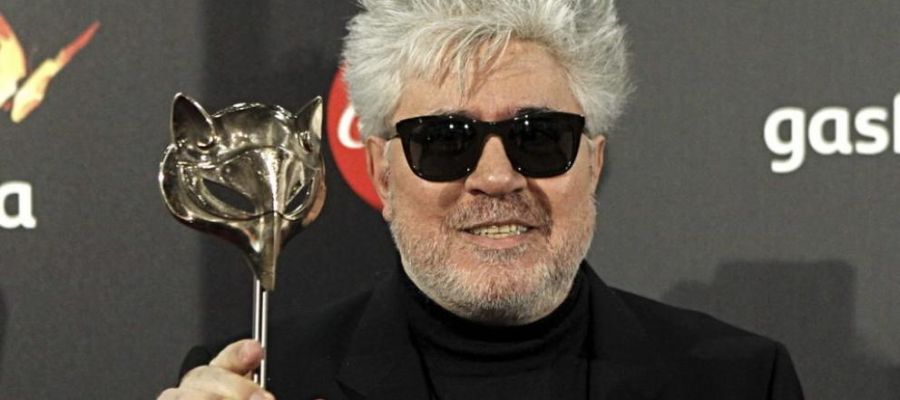 Pedro Almodóvar sostiene su galardón al Mejor Tráiler en los I Premios Feroz