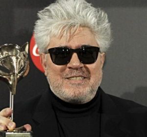 Pedro Almodóvar sostiene su galardón al Mejor Tráiler en los I Premios Feroz Pedro Almodóvar sostiene su galardón al Mejor Tráiler en los I Premios Feroz
