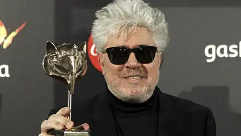 Pedro Almodóvar sostiene su galardón al Mejor Tráiler en los I Premios Feroz El director manchego ganó el premio por 'Los amantes pasajeros'