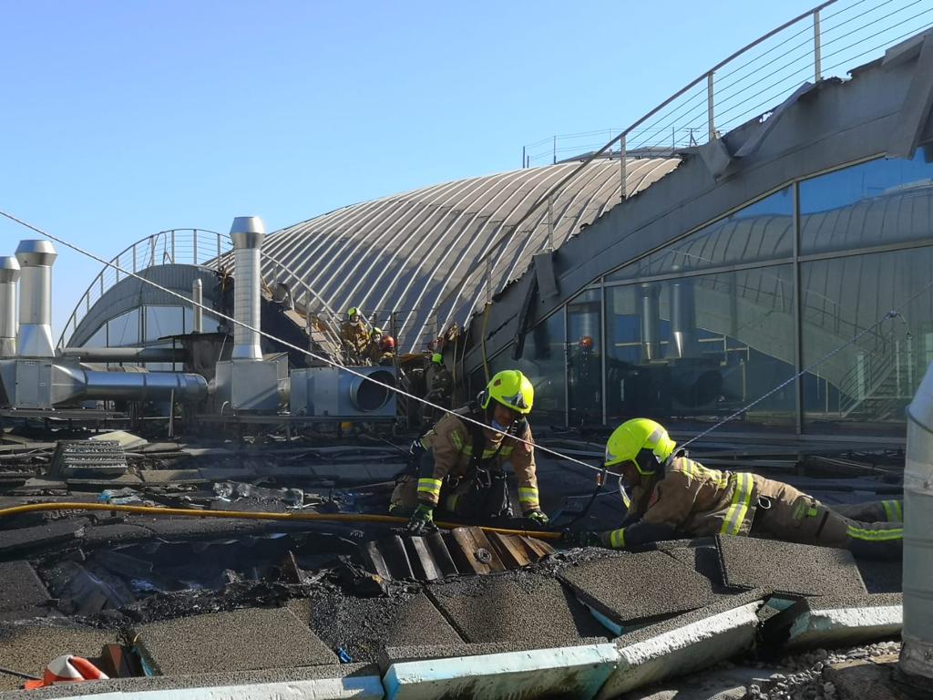 Un vuelo procedente de Moscú es el primero en aterrizar en el aeropuerto Alicante-Elche tras 23 horas cerrado por un incendio Un vuelo procedente de Moscú es el primero en aterrizar en el aeropuerto Alicante-Elche tras 23 horas cerrado por un incendio
