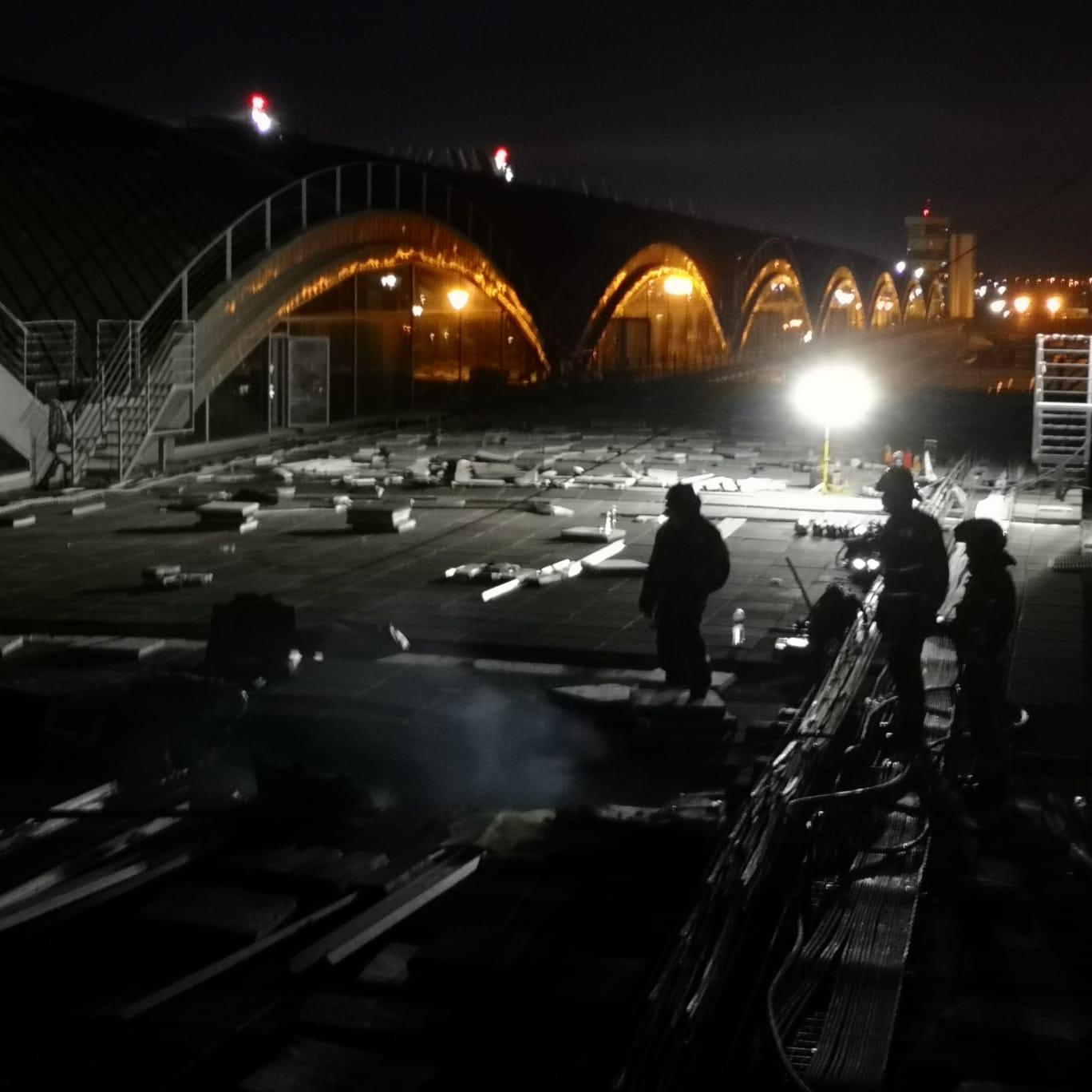 Los bomberos siguen luchando contra el incendio del aeropuerto Alicante-Elche que afecta a 35.000 viajeros y 160 vuelos Los bomberos siguen luchando contra el incendio del aeropuerto Alicante-Elche que afecta a 35.000 viajeros y 160 vuelos
