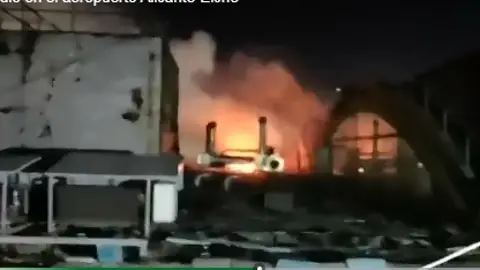 Los bomberos trabajaron para controlar el incendio durante toda la noche. INCENDIO