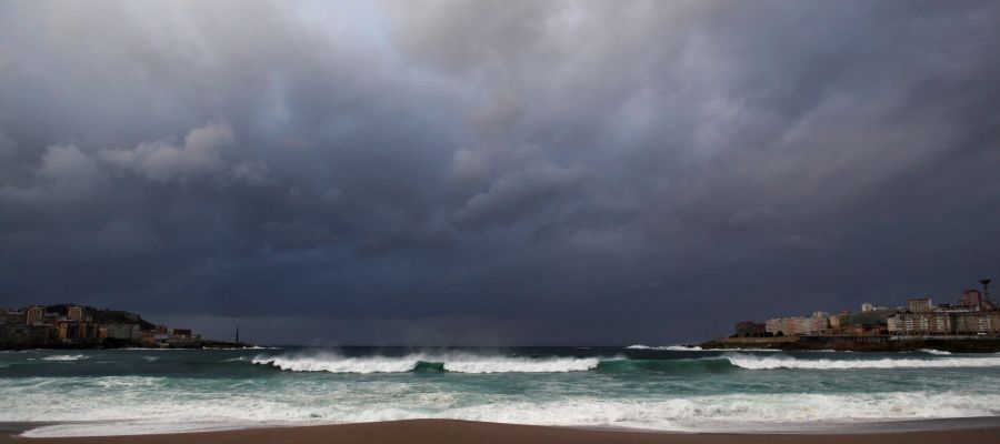Grandes olas y riesgo de inundaciones en Galicia por la llegada de una nueva borrasca Grandes olas y riesgo de inundaciones en Galicia por la llegada de una nueva borrasca