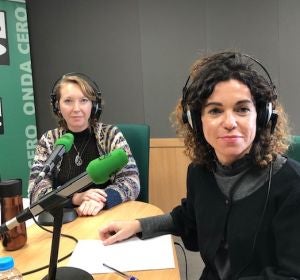La consellera balear de Hacienda y Relaciones Exteriores, Rosario Sánchez, con Elka Dimitrova en Onda Cero Mallorca. La consellera balear de Hacienda y Relaciones Exteriores, Rosario Sánchez, con Elka Dimitrova en Onda Cero Mallorca.