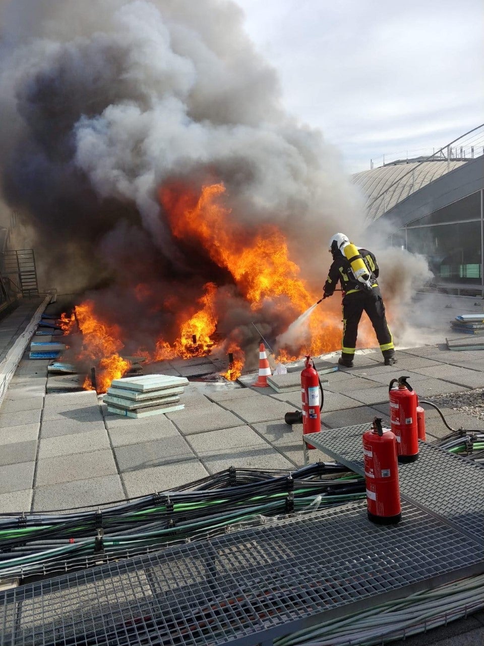 El fuego mantiene cerrado el Aeropuerto Alicante-Elche El fuego mantiene cerrado el Aeropuerto Alicante-Elche