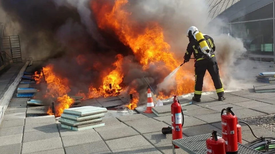 Incendio Aeropuerto Continua el fuego