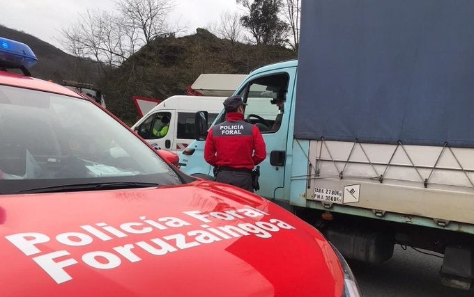 Un camionero pierde seis puntos del carnet por conducir sin cinturón y viendo una telenovela Un camionero pierde seis puntos del carnet por conducir sin cinturón y viendo una telenovela