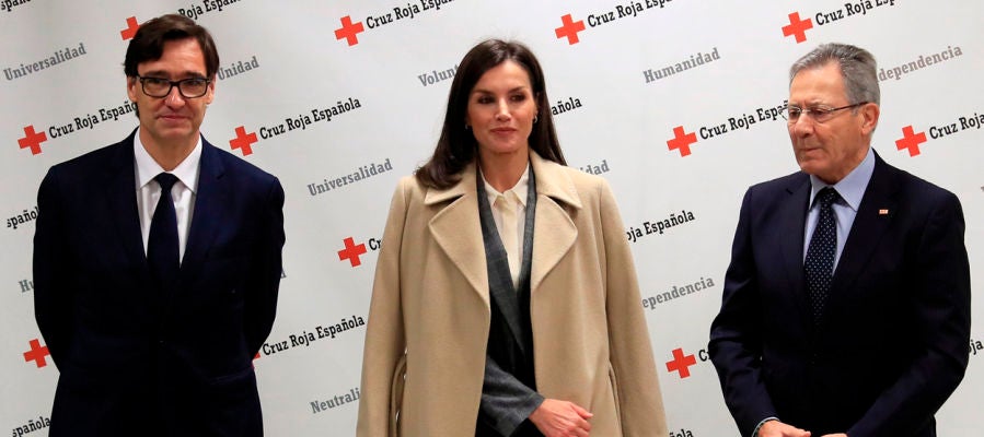 La reina Letizia junto con el ministro de Sanidad, Salvador Illa y el presidente de Cruz Roja Española, Javier Senent. La reina Letizia junto con el ministro de Sanidad, Salvador Illa y el presidente de Cruz Roja Española, Javier Senent.
