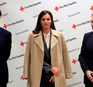 La reina Letizia junto con el ministro de Sanidad, Salvador Illa y el presidente de Cruz Roja Española, Javier Senent. La reina Letizia junto con el ministro de Sanidad, Salvador Illa y el presidente de Cruz Roja Española, Javier Senent.