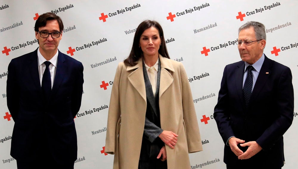  La reina Letizia junto con el ministro de Sanidad, Salvador Illa y el presidente de Cruz Roja Española, Javier Senent. 