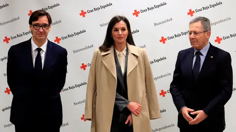 La reina Letizia junto con el ministro de Sanidad, Salvador Illa y el presidente de Cruz Roja Española, Javier Senent. La reina Letizia junto con el ministro de Sanidad, Salvador Illa y el presidente de Cruz Roja Española, Javier Senent.