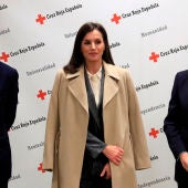  La reina Letizia junto con el ministro de Sanidad, Salvador Illa y el presidente de Cruz Roja Española, Javier Senent. 