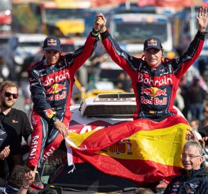 Lucas Cruz y Carlos Sainz, tras ganar el Dakar 2020 Lucas Cruz y Carlos Sainz, tras ganar el Dakar 2020