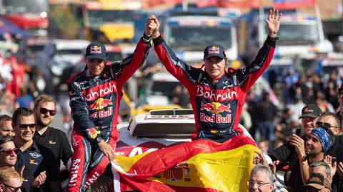 Lucas Cruz y Carlos Sainz, tras ganar el Dakar 2020