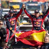 Lucas Cruz y Carlos Sainz, tras ganar el Dakar 2020