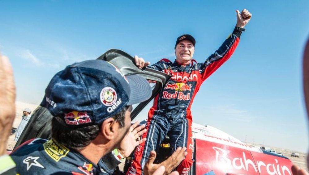 Carlos Sainz celebra su victoria en el Rally Dakar 2020