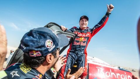 Carlos Sainz celebra su victoria en el Rally Dakar 2020