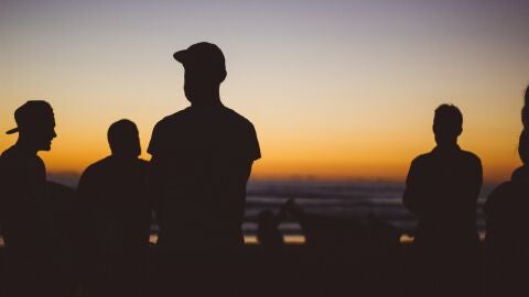 hombres j&oacute;venes en una playa