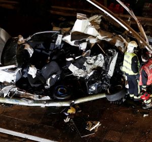 El coche donde viajaban los fallecidos El coche donde viajaban los fallecidos